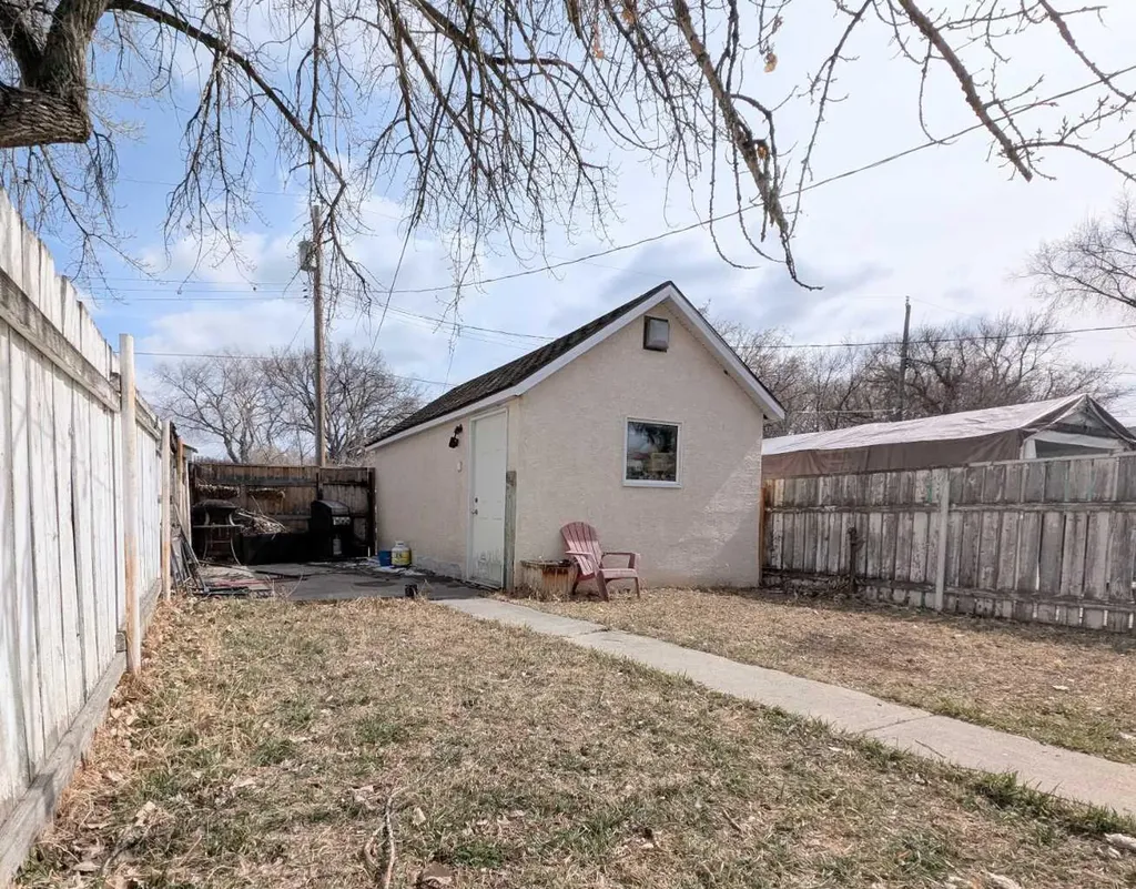 915 8 Street S Lethbridge AB T1J 2K7