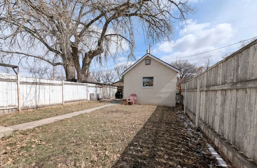 915 8 Street S Lethbridge AB T1J 2K7
