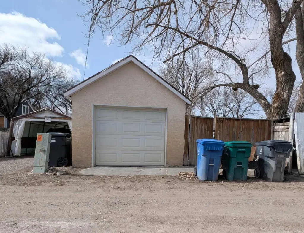 915 8 Street S Lethbridge AB T1J 2K7