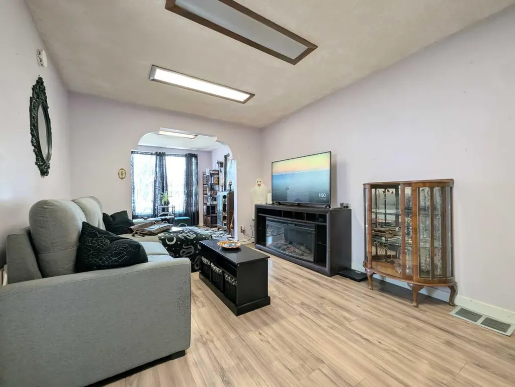 915 8 Street S Lethbridge AB T1J 2K7