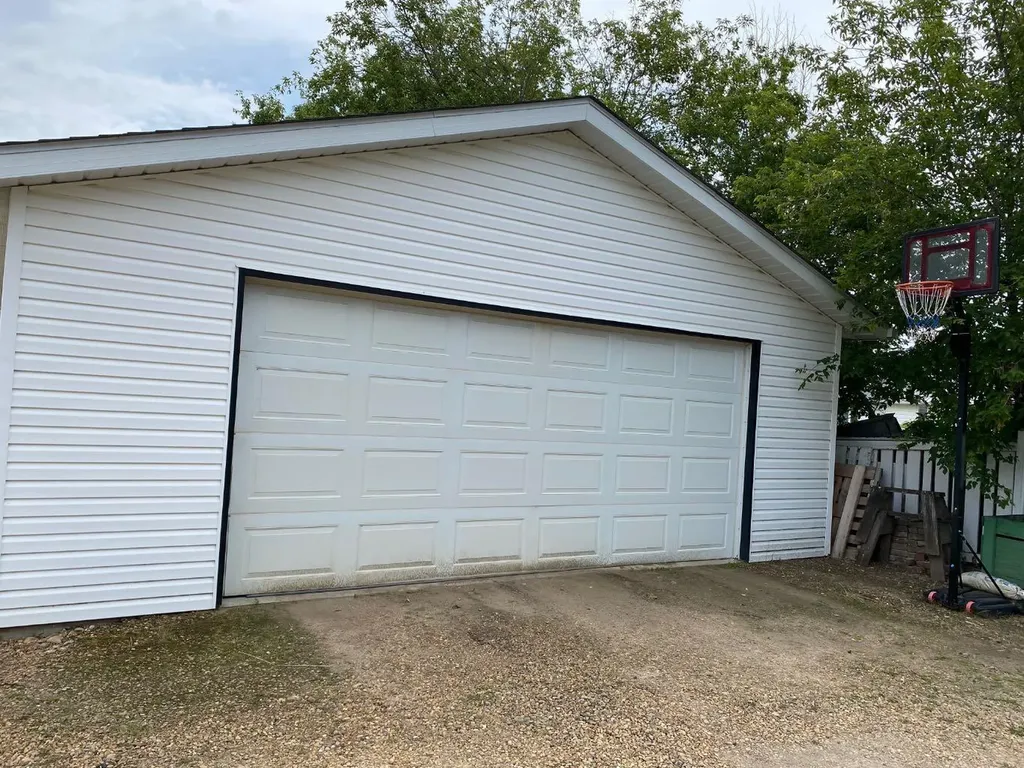 208 4 Avenue W Hanna AB T0J 1P0
