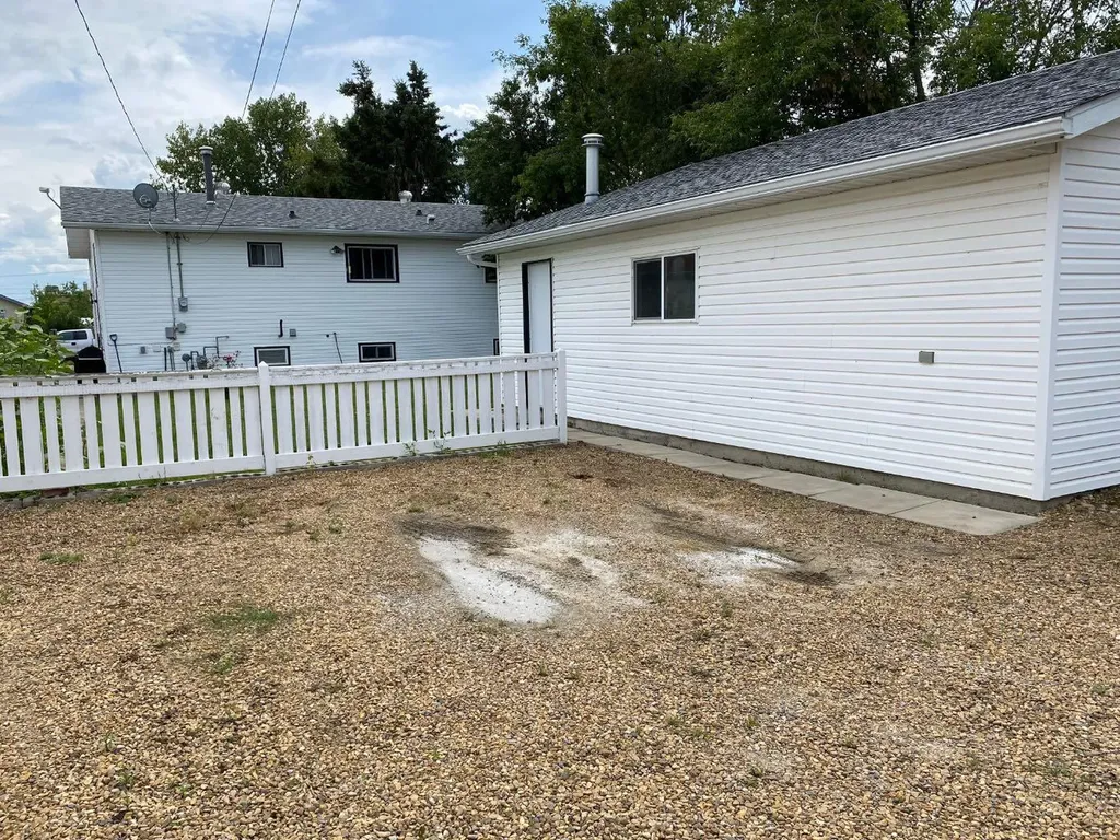 208 4 Avenue W Hanna AB T0J 1P0