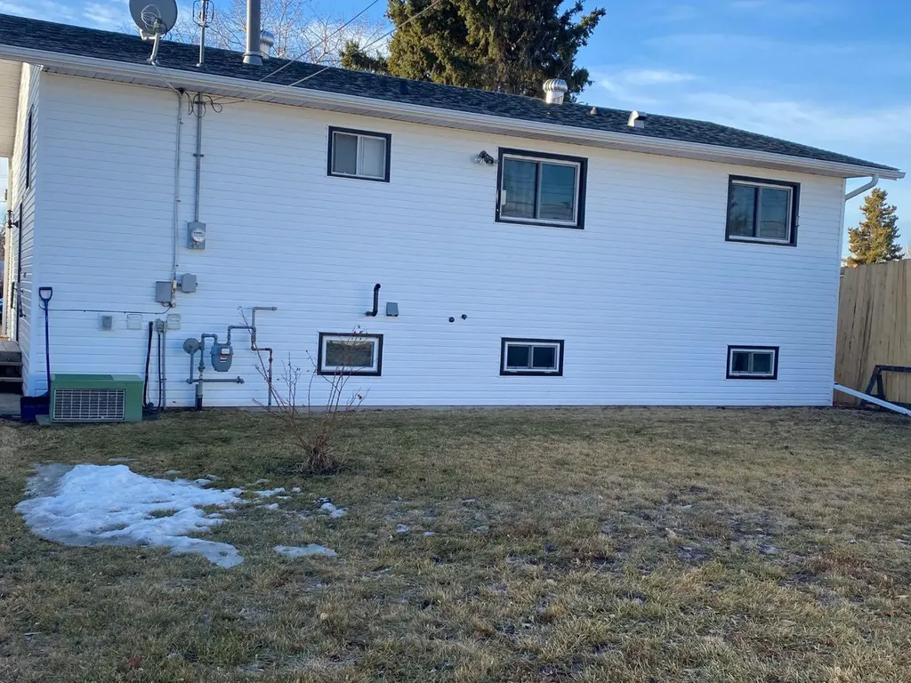 208 4 Avenue W Hanna AB T0J 1P0