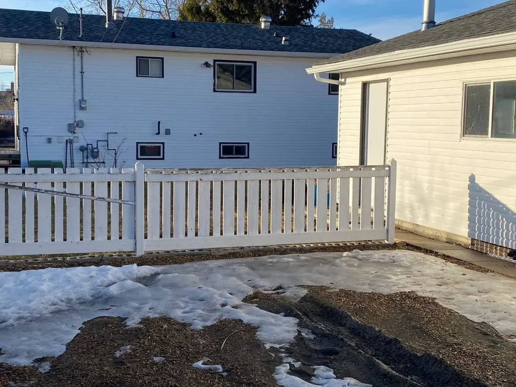 208 4 Avenue W Hanna AB T0J 1P0