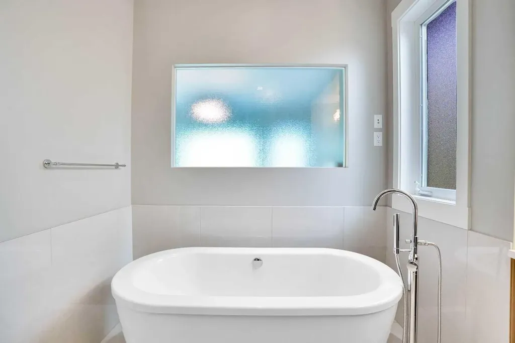 235 11 Avenue NE Calgary AB T2E0Y9