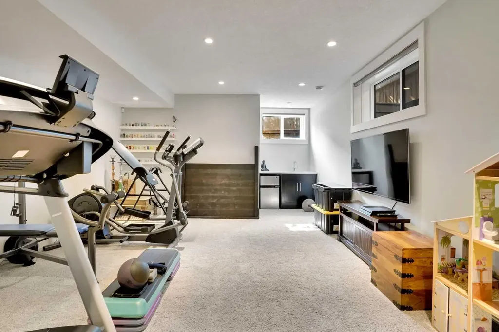 235 11 Avenue NE Calgary AB T2E0Y9
