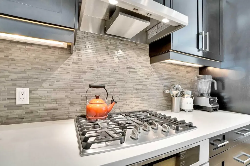 235 11 Avenue NE Calgary AB T2E0Y9