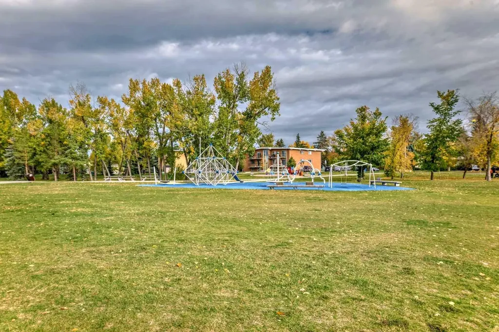 30 Brentwood Common NW Calgary AB T2L 2L8