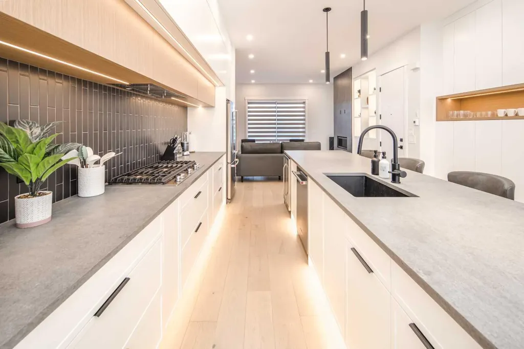 912 15 Avenue NE Calgary AB T2E 1J1