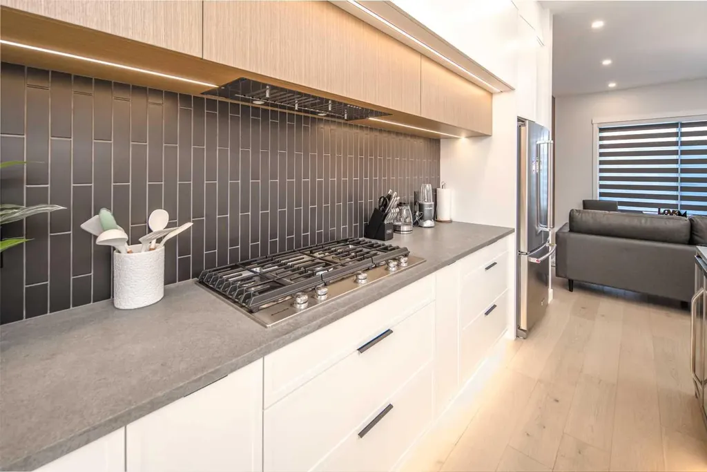 912 15 Avenue NE Calgary AB T2E 1J1