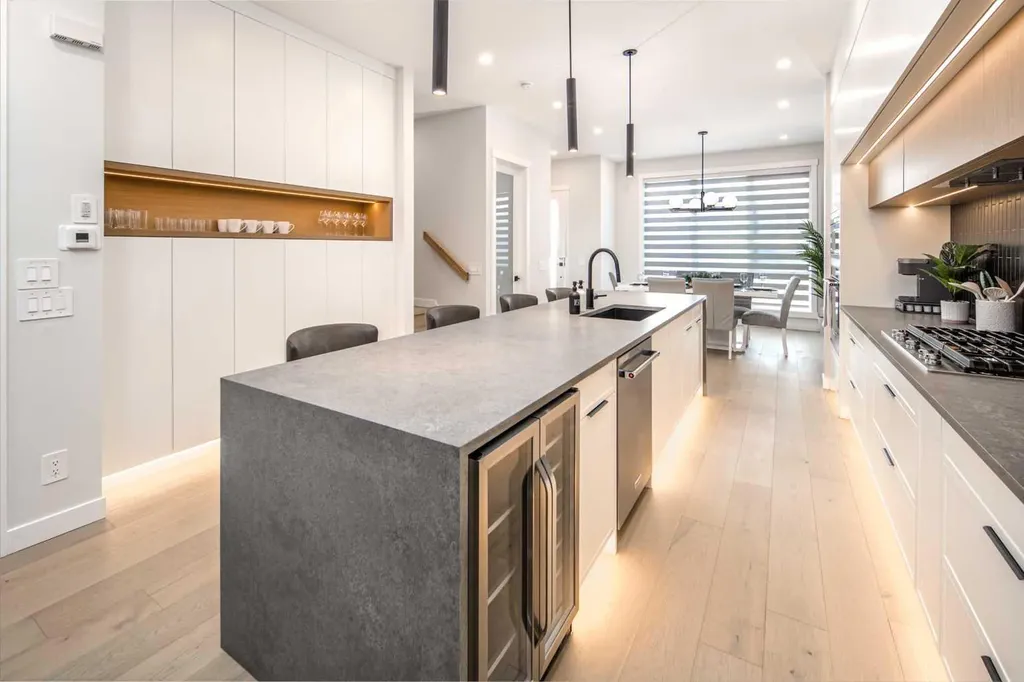 912 15 Avenue NE Calgary AB T2E 1J1