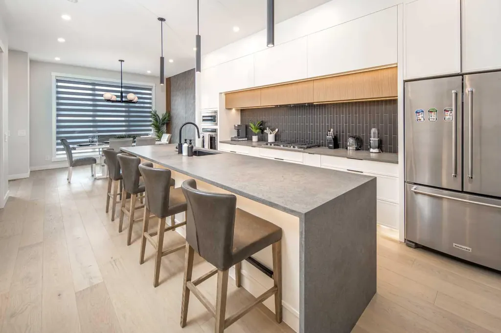 912 15 Avenue NE Calgary AB T2E 1J1