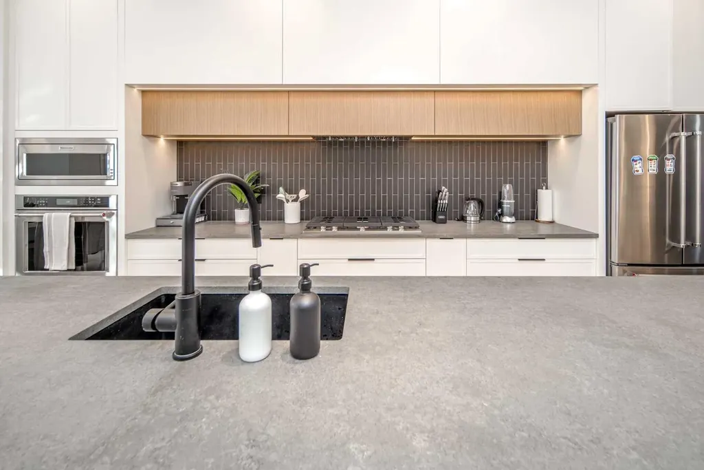 912 15 Avenue NE Calgary AB T2E 1J1