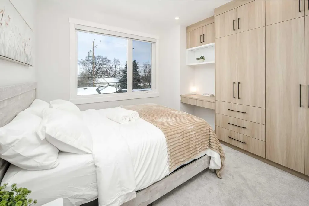 912 15 Avenue NE Calgary AB T2E 1J1