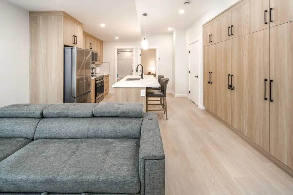 912 15 Avenue NE Calgary AB T2E 1J1
