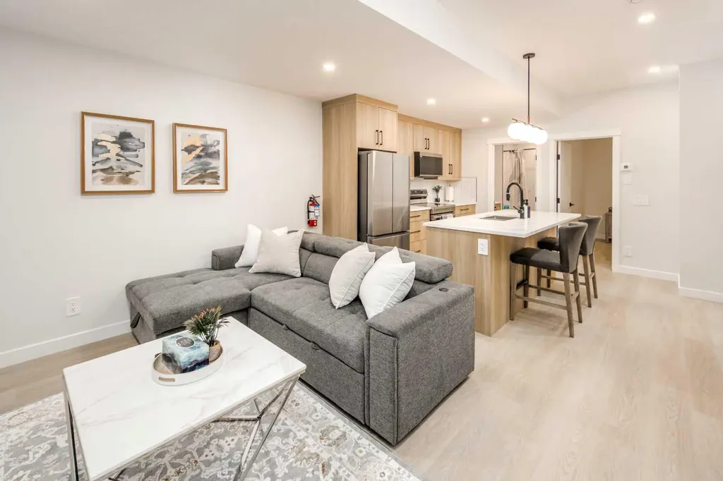 912 15 Avenue NE Calgary AB T2E 1J1