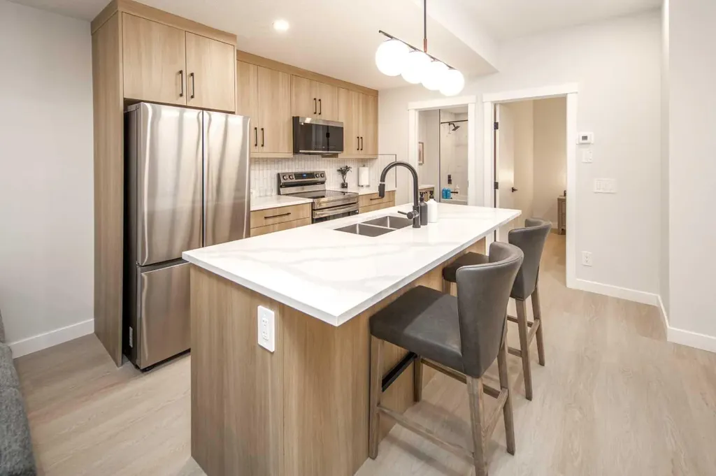 912 15 Avenue NE Calgary AB T2E 1J1