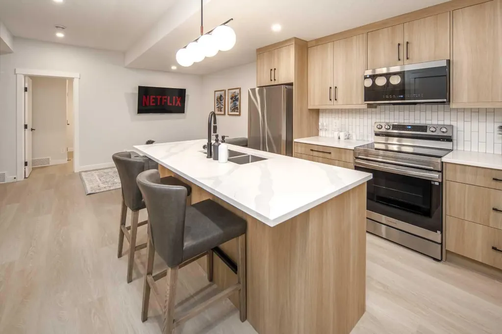 912 15 Avenue NE Calgary AB T2E 1J1