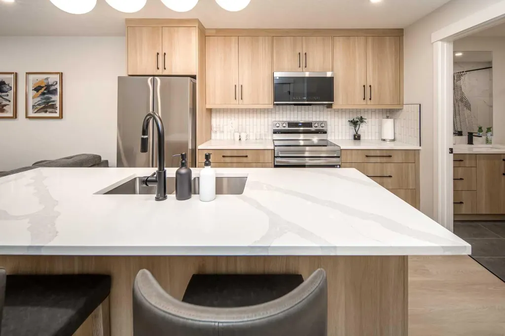 912 15 Avenue NE Calgary AB T2E 1J1