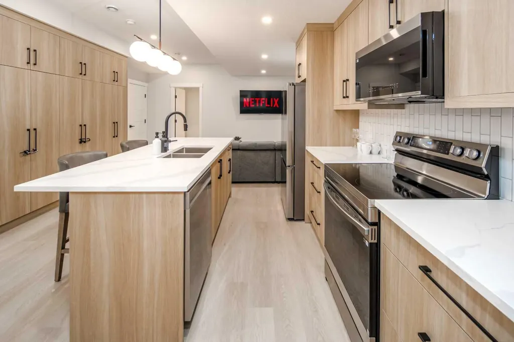 912 15 Avenue NE Calgary AB T2E 1J1