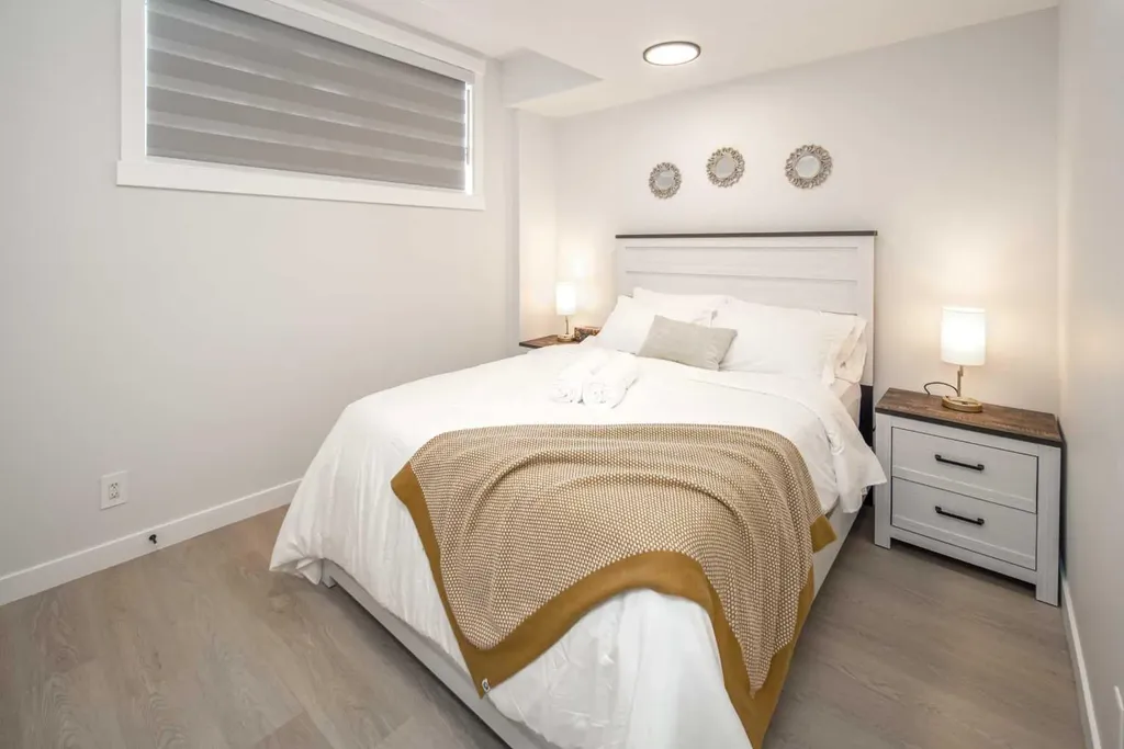 912 15 Avenue NE Calgary AB T2E 1J1