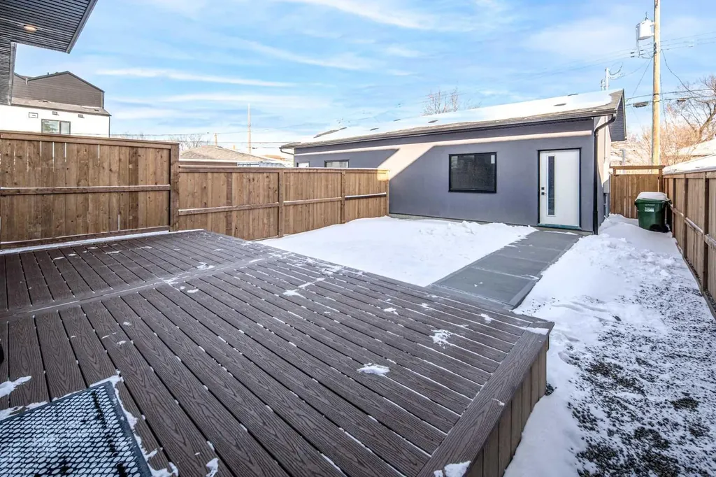 912 15 Avenue NE Calgary AB T2E 1J1