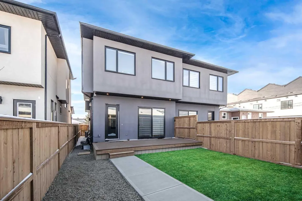 912 15 Avenue NE Calgary AB T2E 1J1