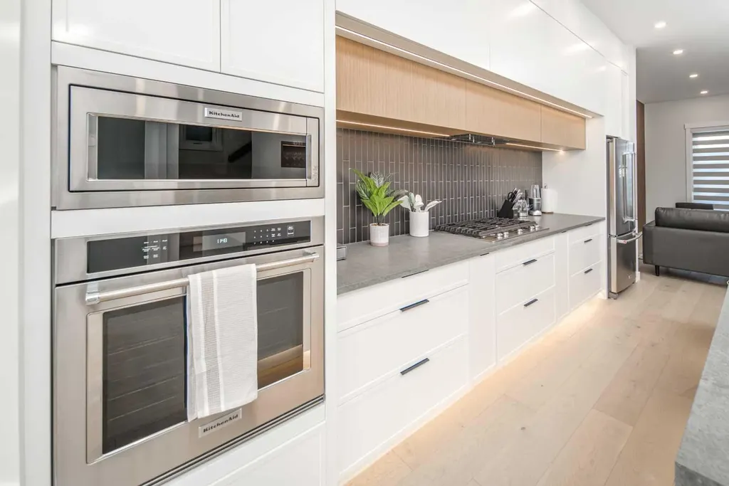 912 15 Avenue NE Calgary AB T2E 1J1