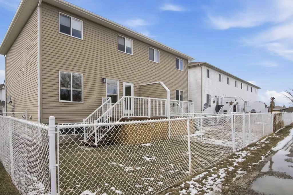 2002 22 Avenue Bowden AB T0M0K0