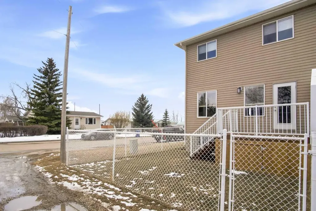 2002 22 Avenue Bowden AB T0M0K0