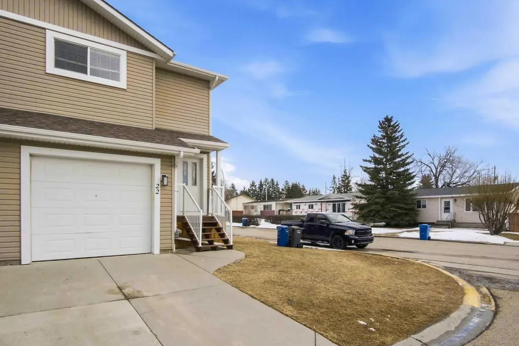 2002 22 Avenue Bowden AB T0M0K0