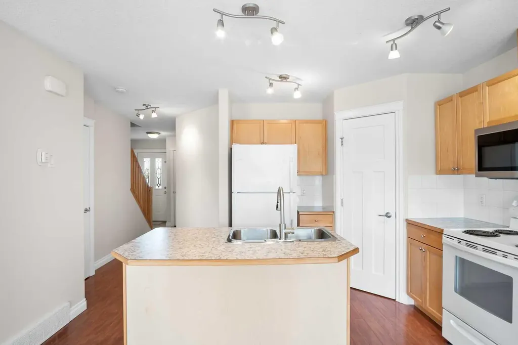 2002 22 Avenue Bowden AB T0M0K0