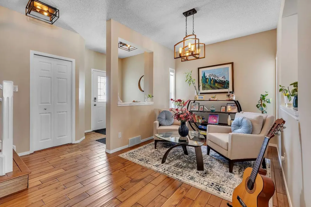 10 Evansbrooke Place NW Calgary AB T3P 1G3