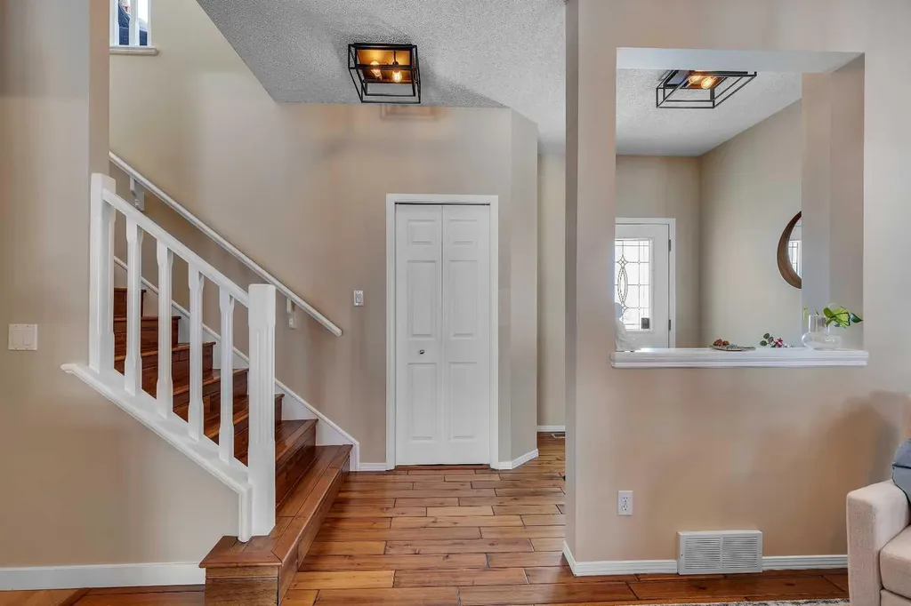 10 Evansbrooke Place NW Calgary AB T3P 1G3