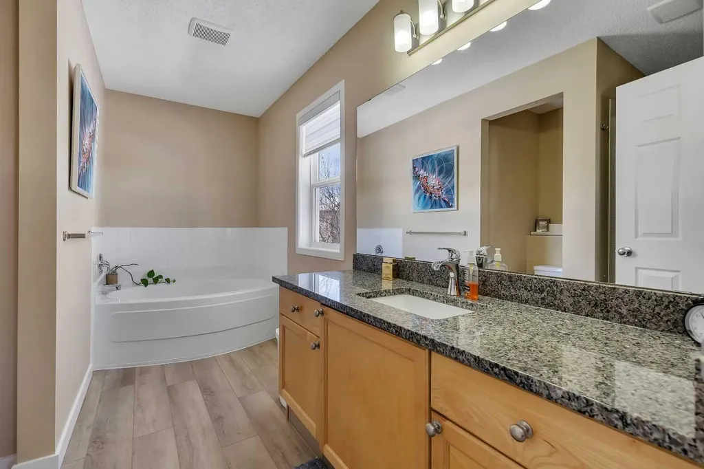 10 Evansbrooke Place NW Calgary AB T3P 1G3