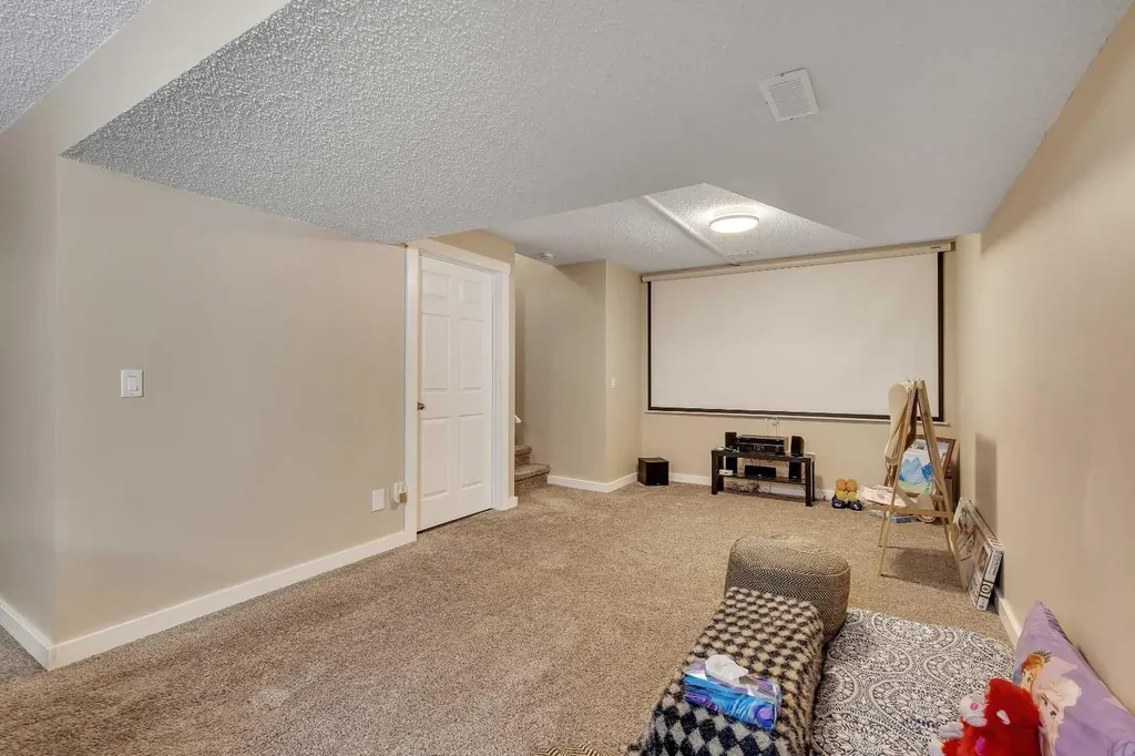 10 Evansbrooke Place NW Calgary AB T3P 1G3