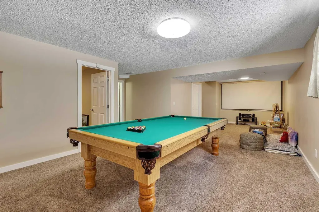 10 Evansbrooke Place NW Calgary AB T3P 1G3