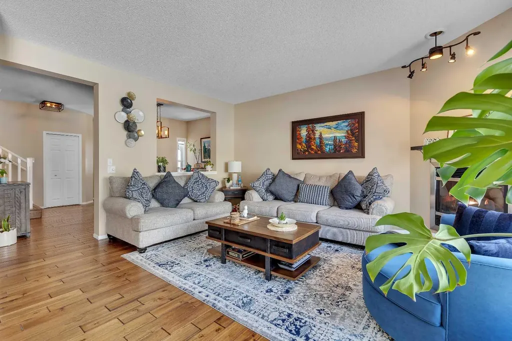 10 Evansbrooke Place NW Calgary AB T3P 1G3