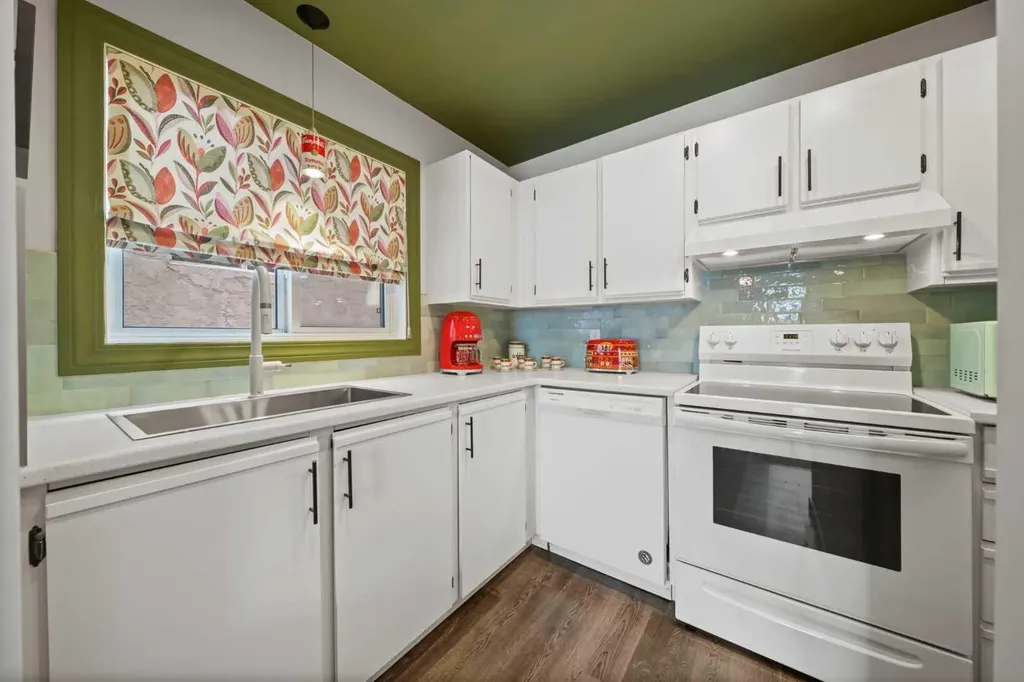 825 4 Street NE Calgary AB T2E 3S9