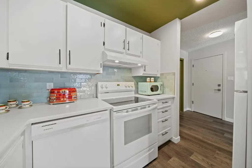 825 4 Street NE Calgary AB T2E 3S9