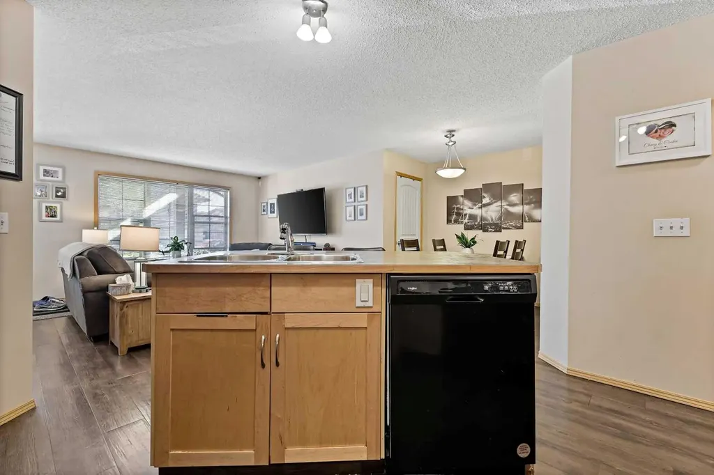 15 Everridge Square SW Calgary AB T2Y5J5