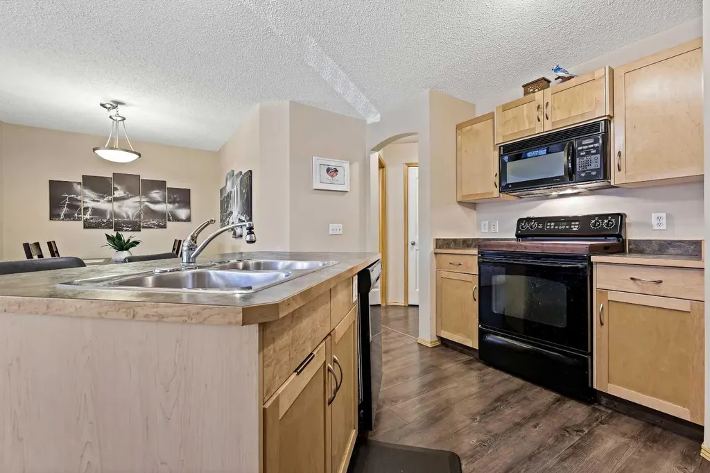15 Everridge Square SW Calgary AB T2Y5J5