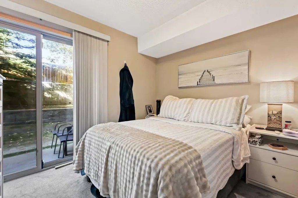 15 Everridge Square SW Calgary AB T2Y5J5