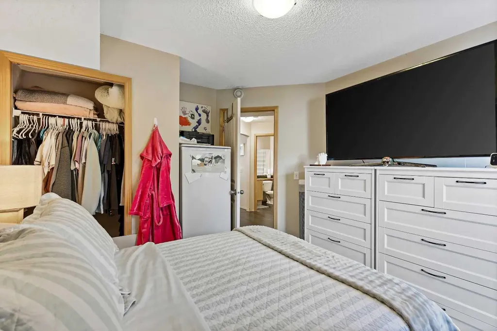 15 Everridge Square SW Calgary AB T2Y5J5