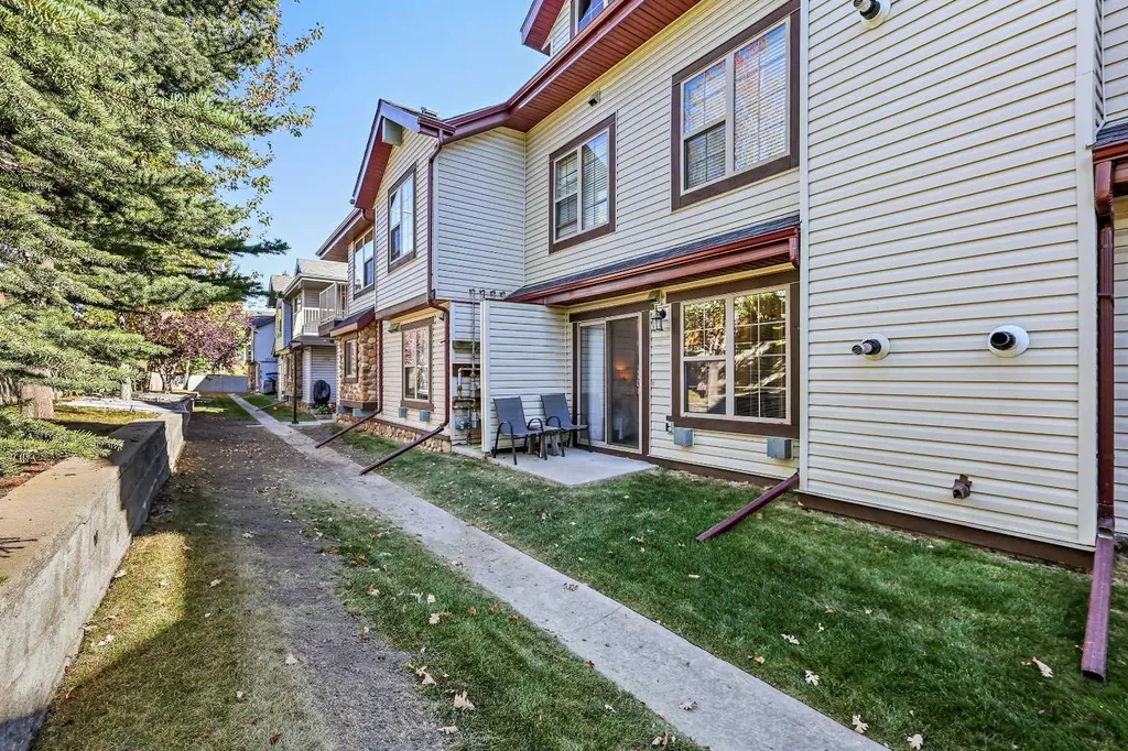 15 Everridge Square SW Calgary AB T2Y5J5