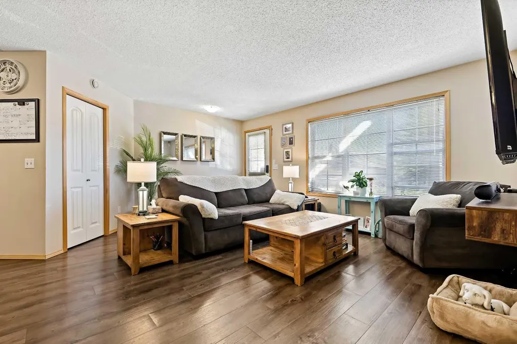 15 Everridge Square SW Calgary AB T2Y5J5