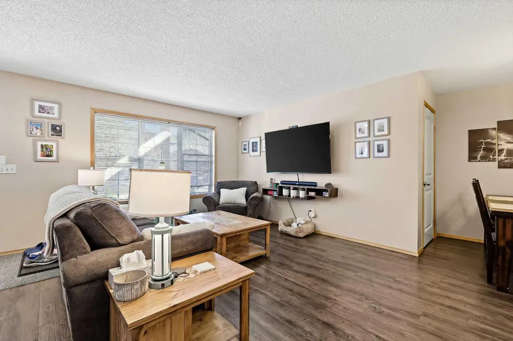 15 Everridge Square SW Calgary AB T2Y5J5