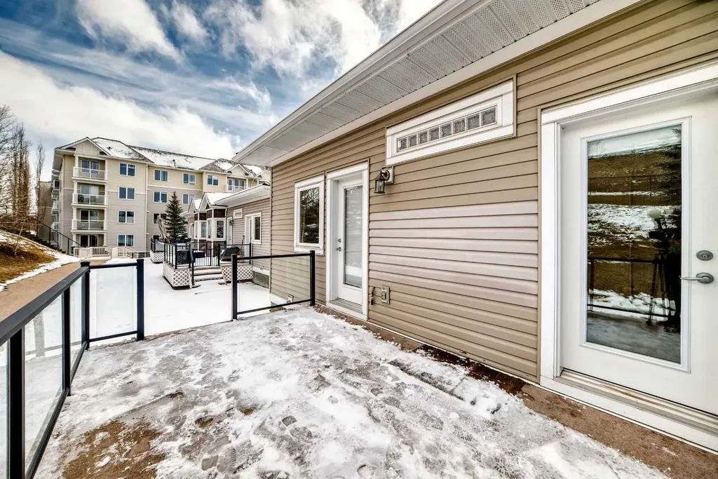 520 Rocky Vista Gardens NW Calgary AB T3G 0B7