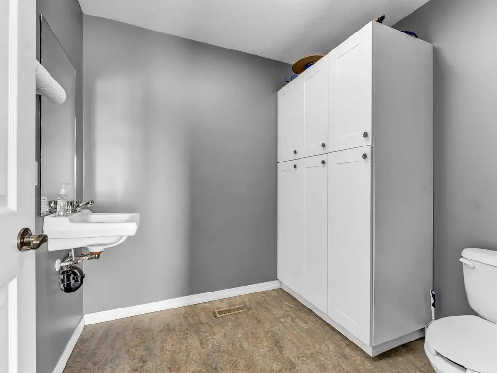 1229 South Railway Street SE Medicine Hat AB T1A 2W5
