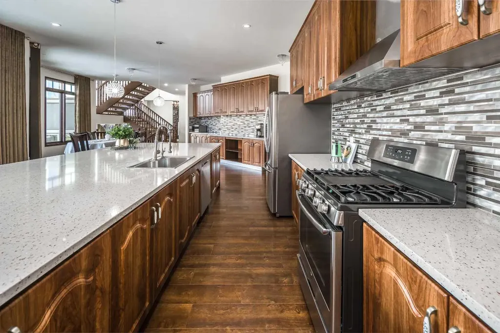 5 Elveden Point SW Calgary AB T3H 3X8